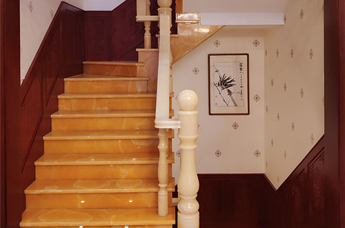 南陵中式别墅室内汉白玉石楼梯的定制安装装饰效果