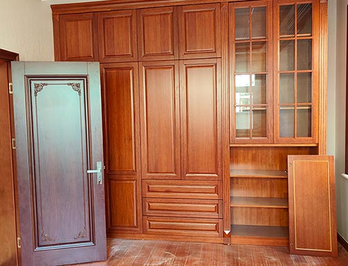 南陵中式家庭装修里定制的实木衣柜效果图